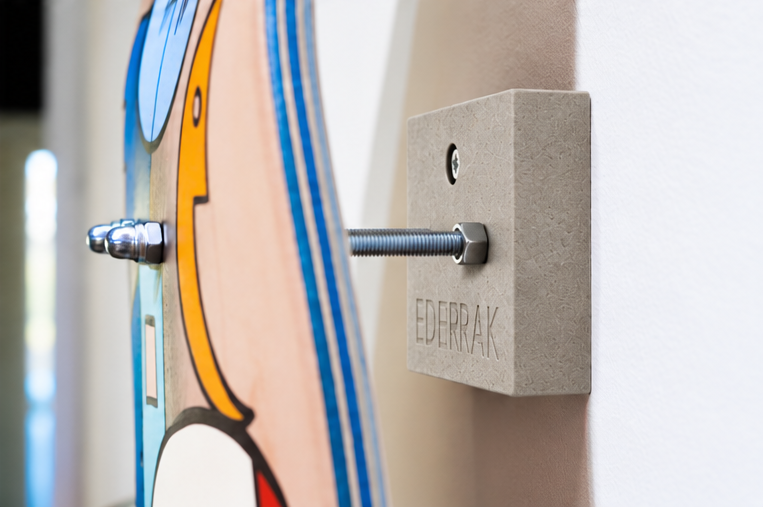 Support déco skate kaki en Valchromat fixé au mur avec un skateboard, fabriqué au Pays Basque - EDERRAK