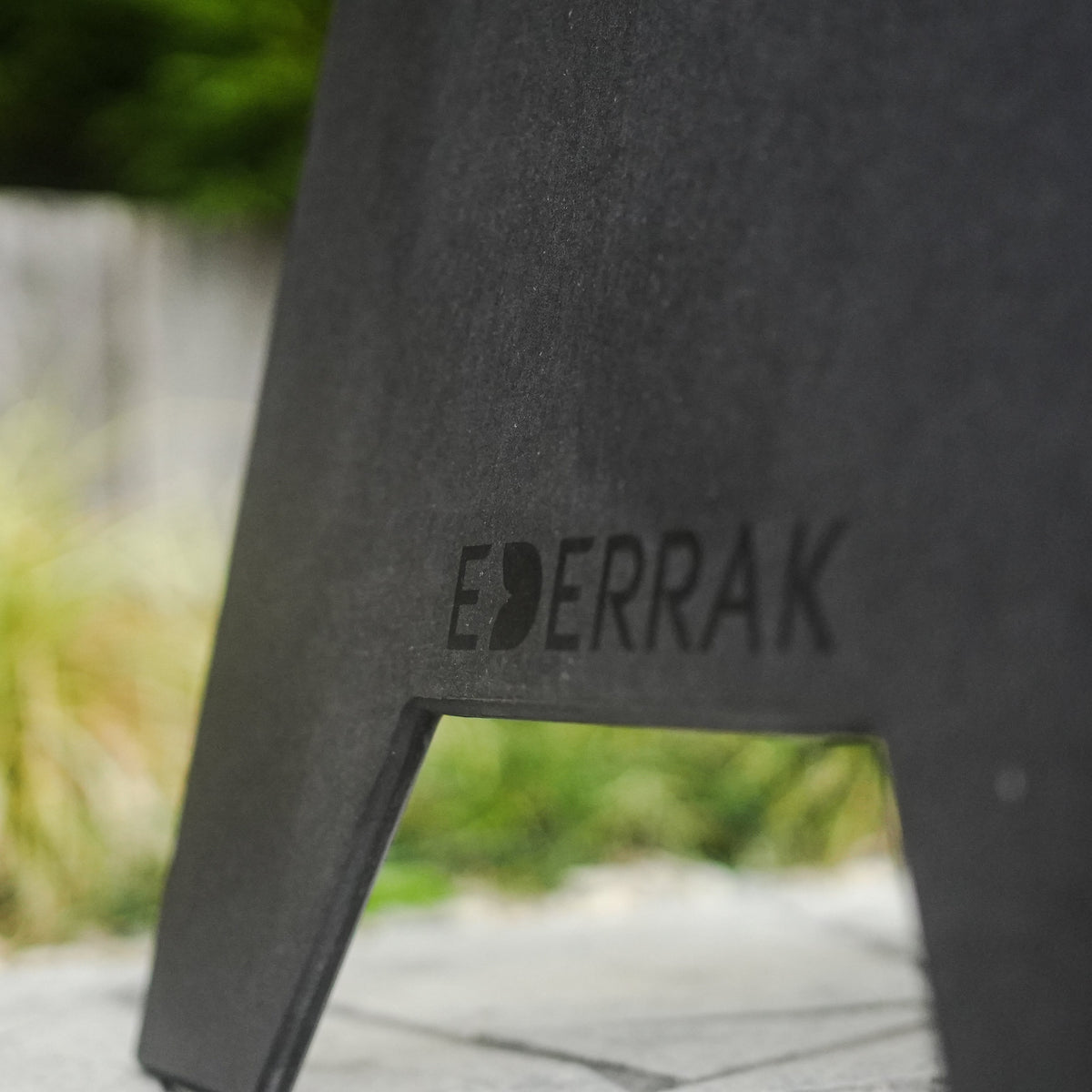 Chevalet EDERRAK en Valchromat noir supportant une planche de surf, fabriqué au Pays Basque
