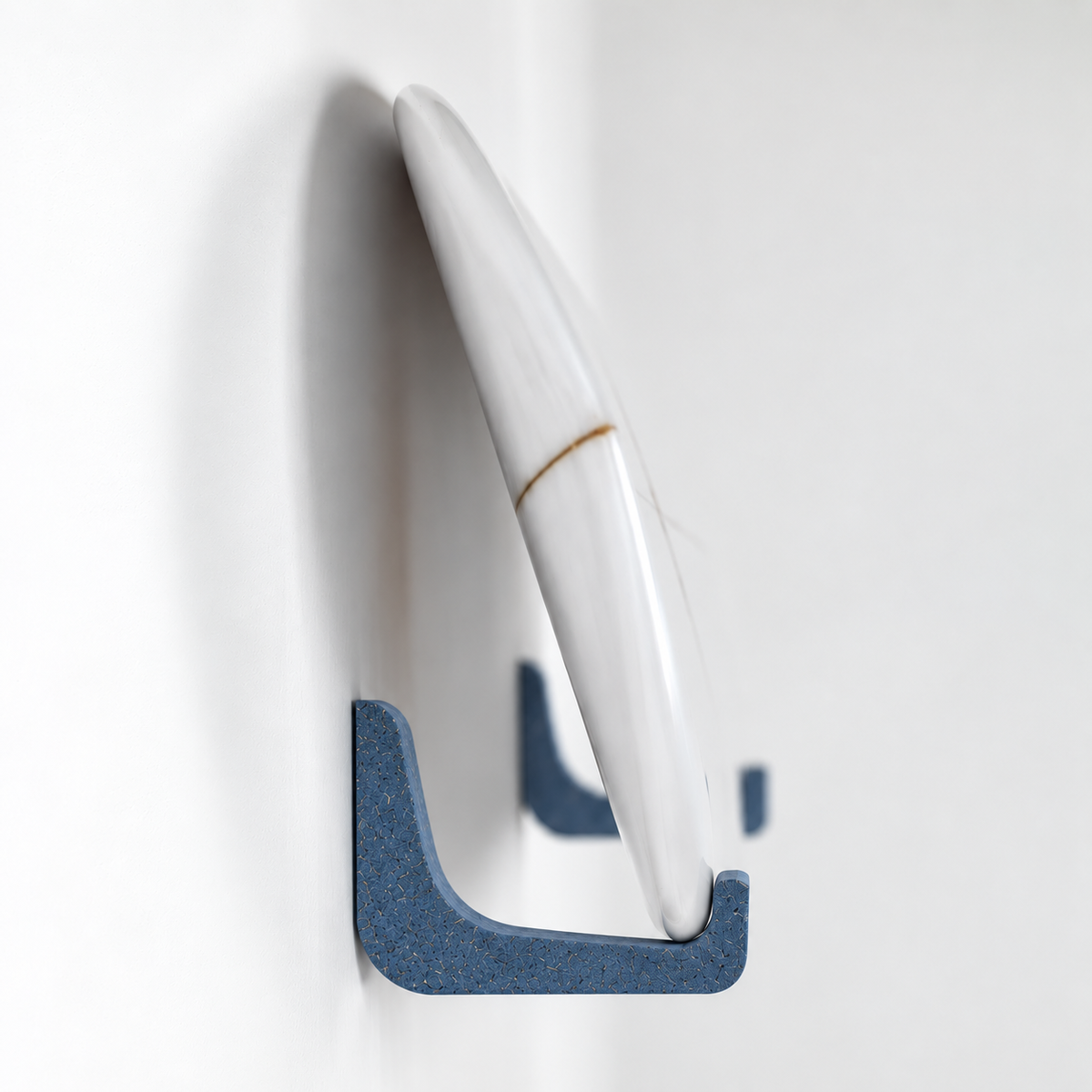 Rack de surf bleu en Valchromat, détail de l'équerre avec une planche de surf, fabriqué au Pays Basque - EDERRAK