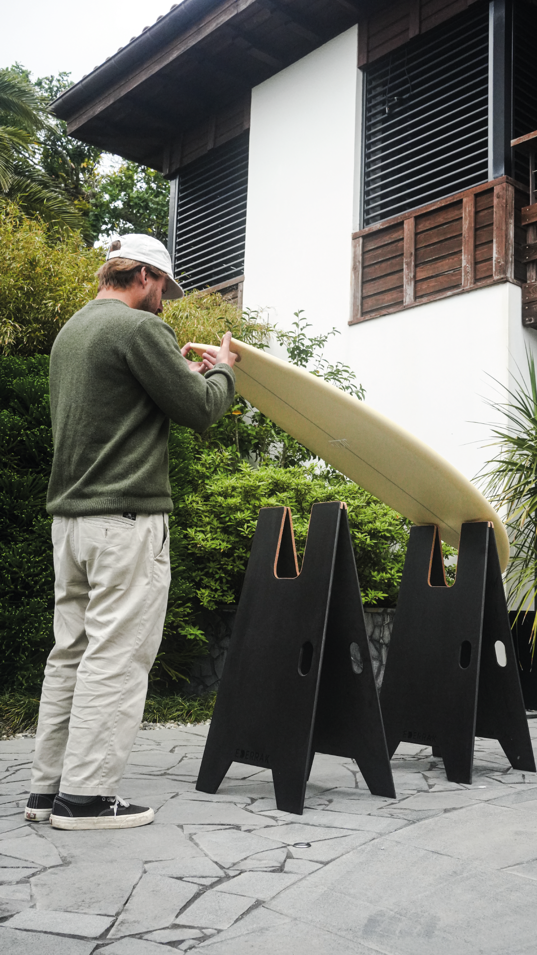 Chevalet de surf autoportant EDERRAK en Valchromat noir avec planche de surf, fabriqué au Pays Basque
