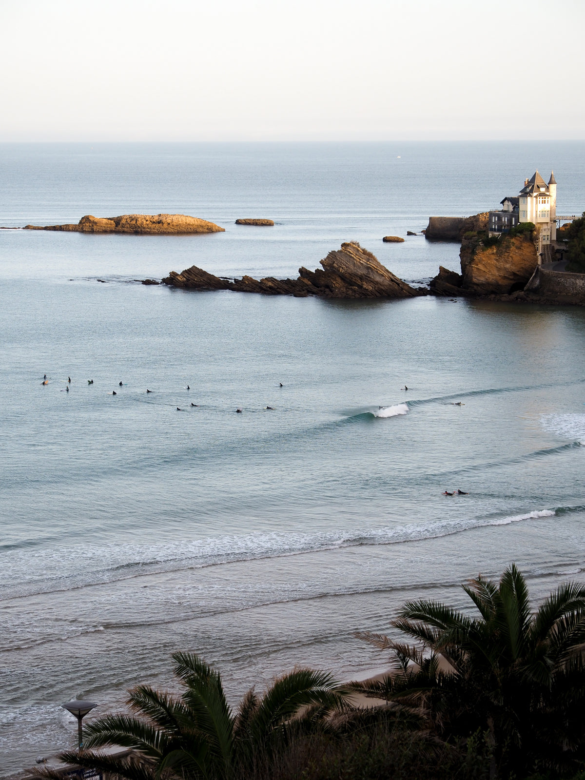 Côte basque à Biarritz, surfeurs à l'eau – là où est née EDERRAK