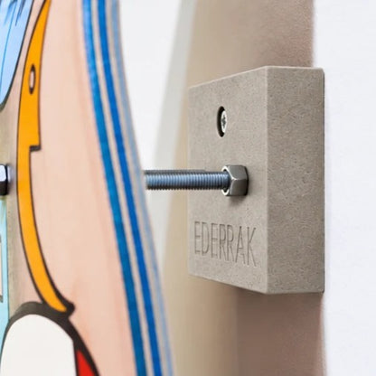 Support skate kaki EDERRAK en Valchromat fixé au mur avec un skateboard