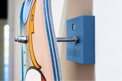 Support déco skate bleu en Valchromat fixé au mur avec un skateboard, fabriqué au Pays Basque - EDERRAK