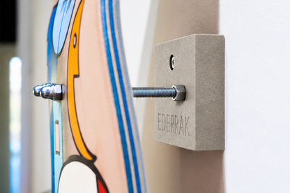 Support déco skate kaki en Valchromat fixé au mur avec un skateboard, fabriqué au Pays Basque - EDERRAK