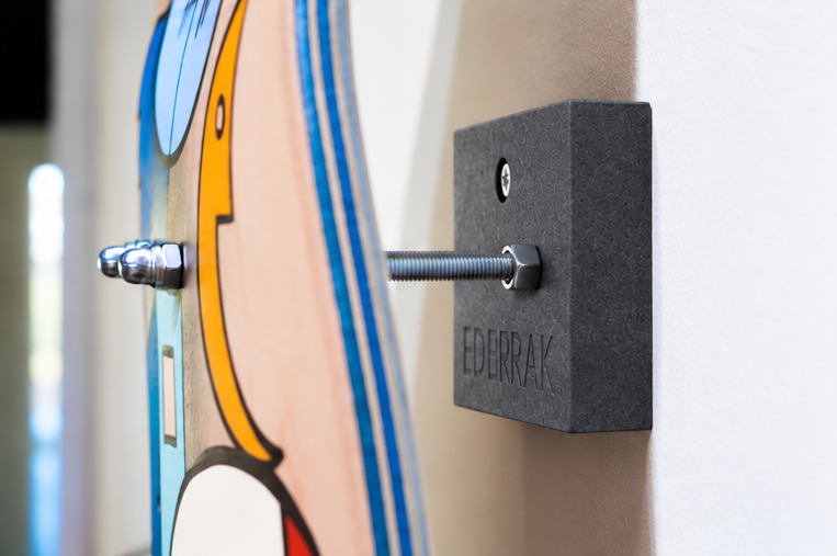 Support déco skate noir en Valchromat fixé au mur avec un skateboard, fabriqué au Pays Basque - EDERRAK