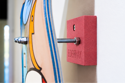 Support déco skate rouge en Valchromat fixé au mur avec un skateboard, fabriqué au Pays Basque - EDERRAK