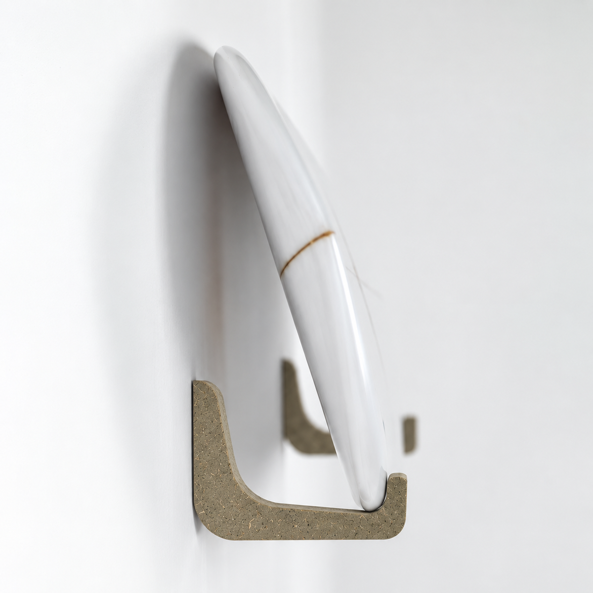 Rack de surf kaki en Valchromat, détail de l'équerre avec une planche de surf, fabriqué au Pays Basque - EDERRAK