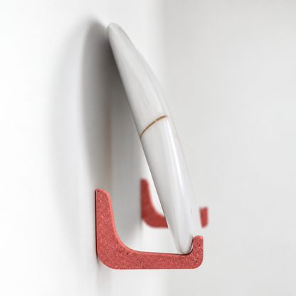 Rack de surf rouge en Valchromat, détail de l'équerre avec une planche de surf, fabriqué au Pays Basque - EDERRAK